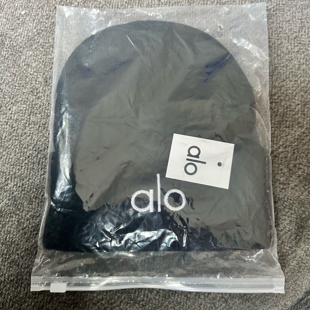 ALO Yoga Black Knit Beanie with White Logo - Picture 3 of 3